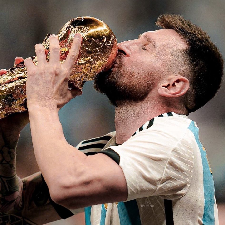 spidercule's tweet photo. 1000 años de mala suerte si bajas y no reaccionas a Messi tras haber ganado el Mundial ❤ https://t.co/YmEZvvWmre