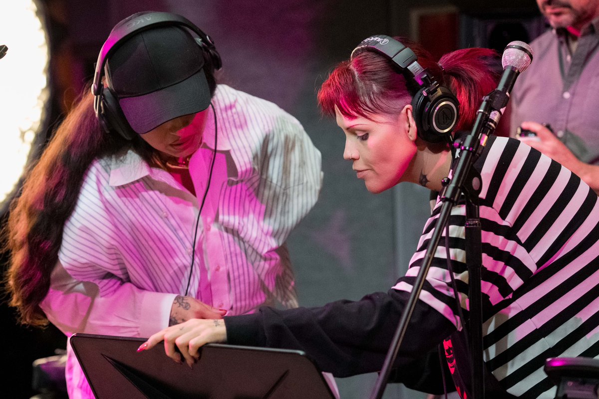 Para celebrar sus 25 años La Academia Latina de la grabación presenta Latin GRAMMY®️ Sessions en exclusiva para Facebook e Instagram Reels, entre ellas una sesión muy especial de Mon Laferte y Bruses. ⚡️🎼

mrindie.com/musica/la-acad…