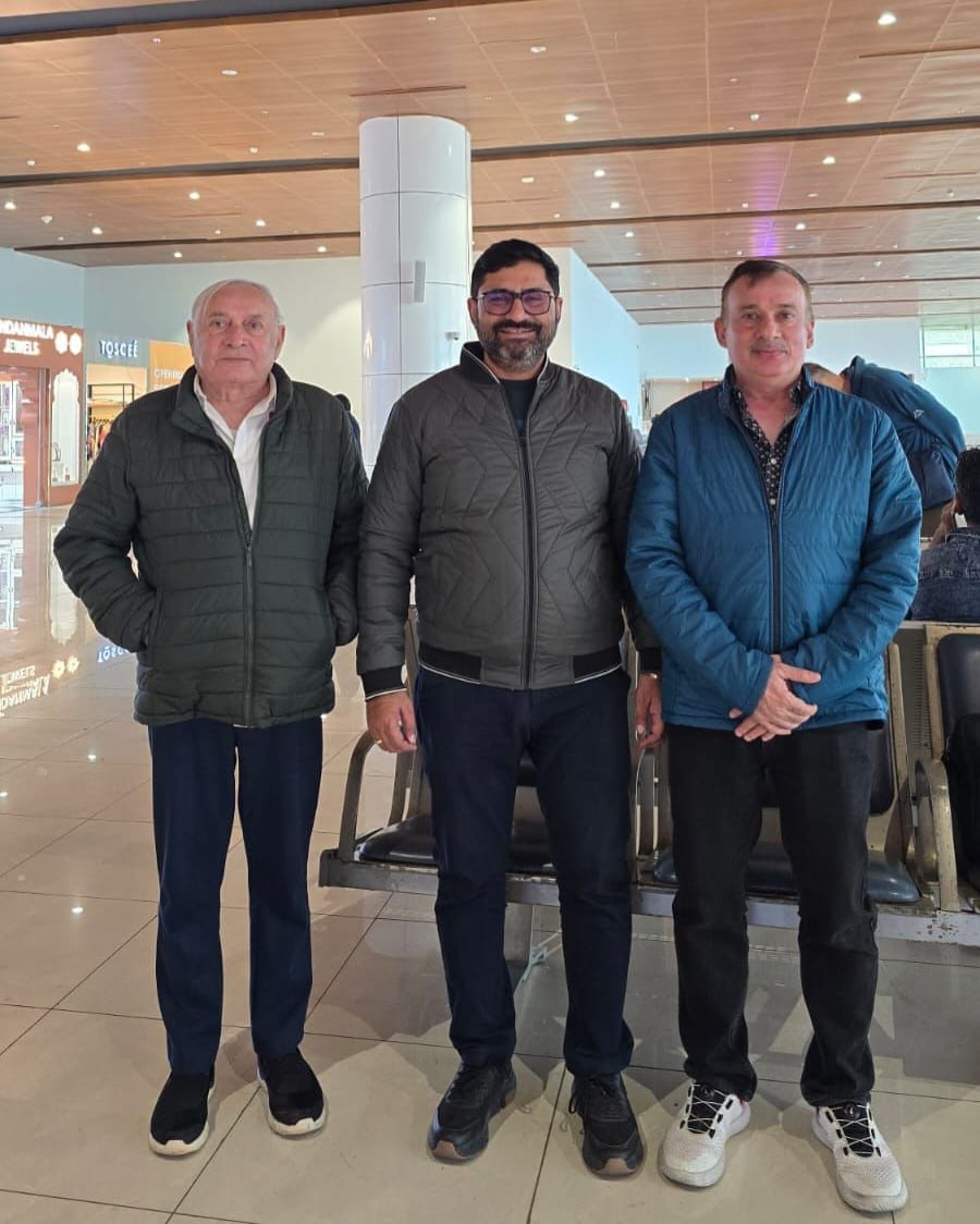 AcharyaRawal's tweet photo. Sheer delight to meet our very dear Gautam Kumar Burman Sir (Baauji) and his son Vikram Burman - Himgange Hair Oil. Their company owns a market share of more than 200+ cr from the 700+ cr market. 

Vastu makes you meet and work with the top in the industry and I feel blessed. https://t.co/kQl9ngxRod