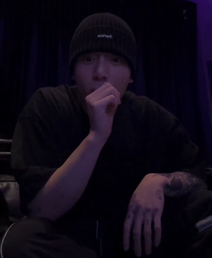 ktae_be's tweet photo. melhores momentos da live surpresa do jungkook- a thread https://t.co/QASaTVVt7x