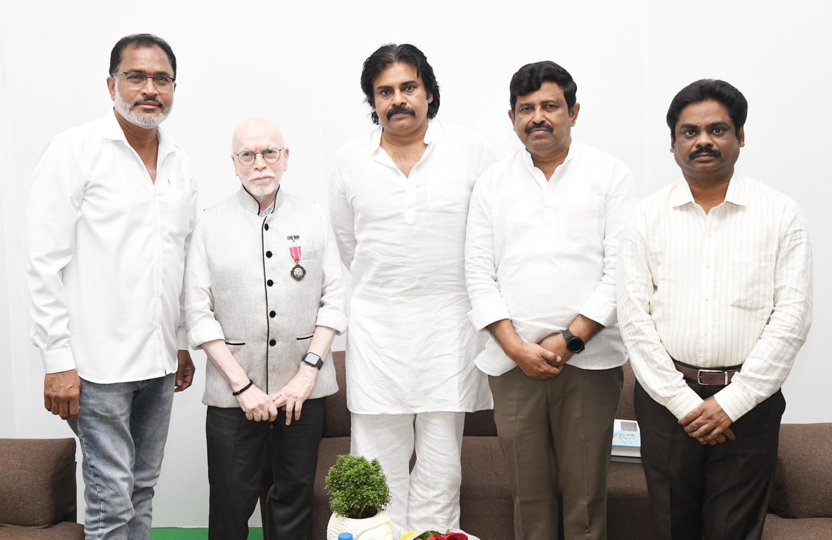 JanaSenaParty's tweet photo. సంకురాత్రి ఫౌండేషన్ కు అండగా ఉంటాము - ఉప ముఖ్యమంత్రి శ్రీ @PawanKalyan గారు 

కాకినాడలోని సంకురాత్రి ఫౌండేషన్, శ్రీ కిరణ్ కంటి ఆసుపత్రి వ్యవస్థాపకులు పద్మశ్రీ సంకురాత్రి చంద్రశేఖర్ గారు ఈ రోజు సాయంత్రం రాష్ట్ర ఉప ముఖ్యమంత్రి శ్రీ పవన్ కళ్యా���్ గారితో మంగళగిరిలోని క్యాంపు కార్యాలయంలో భేటీ అయ్యారు. పలు అంశాలను ఉప ముఖ్యమంత్రివర్యుల దృష్టికి శ్రీ చంద్రశేఖర్ గారు తీసుకువచ్చారు. సంకురాత్రి ఫౌండేషన్ ద్వారా ప్రజోపయోగకరమైన సేవలు అందుతున్నాయని, శ్రీ కిరణ్ ఆసుపత్రి ద్వారా పేదలకు మెరుగైన నేత్ర వైద్యం అందిస్తున్నారని, ఈ సంస్థలకు  అండగా ఉంటామని శ్రీ పవన్ కళ్యాణ్ గారు తెలిపారు. ఈ సమావేశంలో శాసన మండలి విప్ శ్రీ పిడుగు హరిప్రసాద్ గారు, పార్టీ కార్యక్రమాల నిర్వహణ కమిటీ ఛైర్మన్ శ్రీ కళ్యాణం శివ శ్రీనివాస్ గారు, పార్టీ నేత డా. జ్యోతుల శ్రీనివాస్ పాల్గొన్నారు.