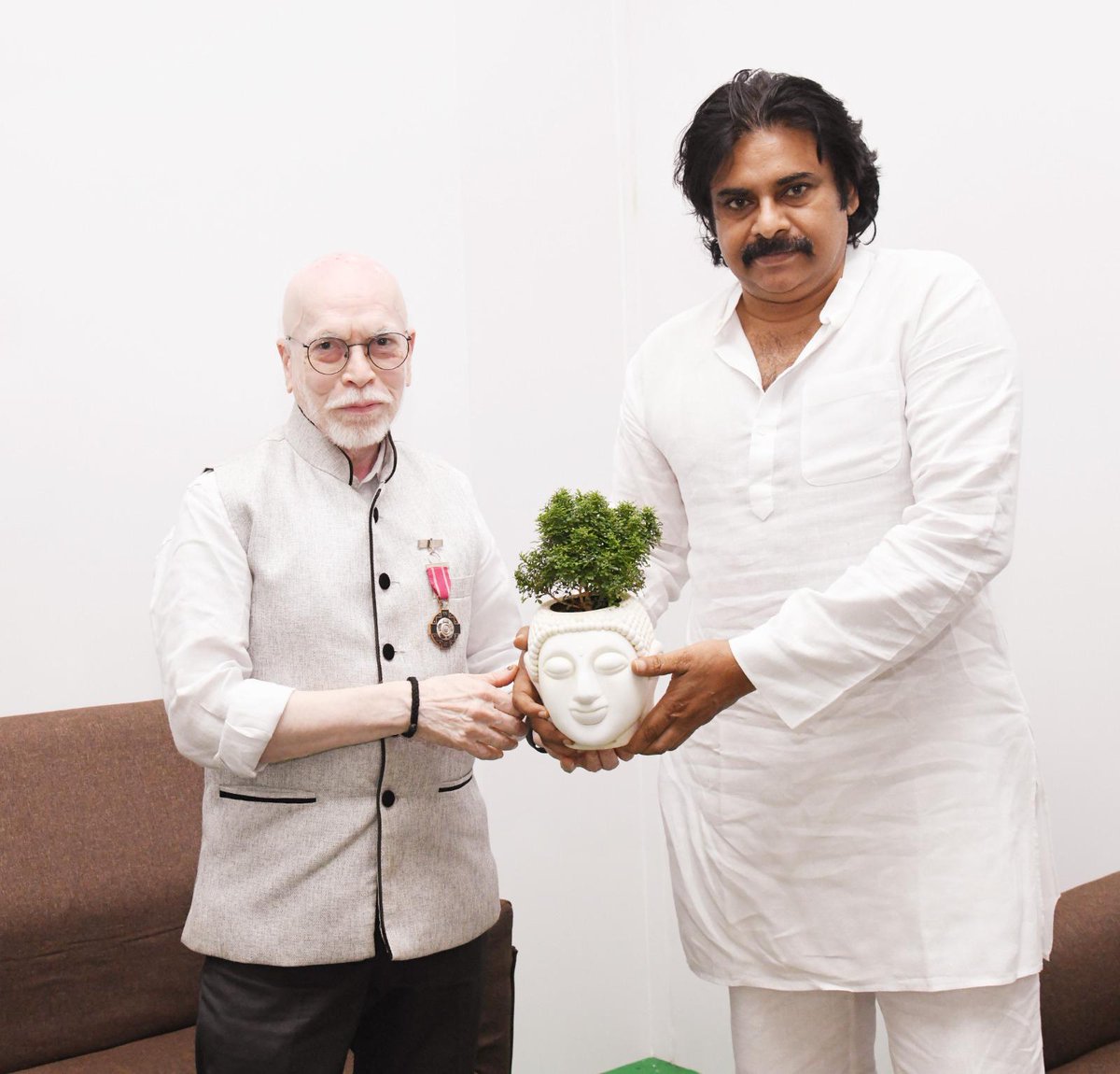 JanaSenaParty's tweet photo. సంకురాత్రి ఫౌండేషన్ కు అండగా ఉంటాము - ఉప ముఖ్యమంత్రి శ్రీ @PawanKalyan గారు 

కాకినాడలోని సంకురాత్రి ఫౌండేషన్, శ్రీ కిరణ్ కంటి ఆసుపత్రి వ్యవస్థాపకులు పద్మశ్రీ సంకురాత్రి చంద్రశేఖర్ గారు ఈ రోజు సాయంత్రం రాష్ట్ర ఉప ముఖ్యమంత్రి శ్రీ పవన్ కళ్యా���్ గారితో మంగళగిరిలోని క్యాంపు కార్యాలయంలో భేటీ అయ్యారు. పలు అంశాలను ఉప ముఖ్యమంత్రివర్యుల దృష్టికి శ్రీ చంద్రశేఖర్ గారు తీసుకువచ్చారు. సంకురాత్రి ఫౌండేషన్ ద్వారా ప్రజోపయోగకరమైన సేవలు అందుతున్నాయని, శ్రీ కిరణ్ ఆసుపత్రి ద్వారా పేదలకు మెరుగైన నేత్ర వైద్యం అందిస్తున్నారని, ఈ సంస్థలకు  అండగా ఉంటామని శ్రీ పవన్ కళ్యాణ్ గారు తెలిపారు. ఈ సమావేశంలో శాసన మండలి విప్ శ్రీ పిడుగు హరిప్రసాద్ గారు, పార్టీ కార్యక్రమాల నిర్వహణ కమిటీ ఛైర్మన్ శ్రీ కళ్యాణం శివ శ్రీనివాస్ గారు, పార్టీ నేత డా. జ్యోతుల శ్రీనివాస్ పాల్గొన్నారు.
