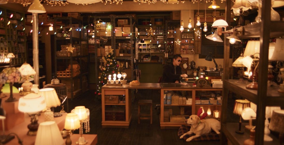 __kdramaland's tweet photo. cried a lot over the rescue’s dog story, but at least good boy max is now chilling in the light shop wearing his reindeer antlers.

#LightShopEp7 #LightShopEp8
#LightShop https://t.co/I3Nxwgxg2G