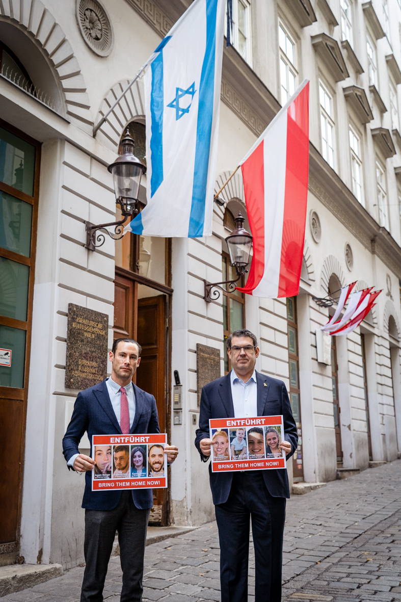Am Israel Chai–das jüdische Volk lebt! Und ebenso weht wieder die Israel-Fahne über dem Eingang der IKG. Sie erinnert an die Terroropfer vom 7.10. und mit den Plakaten der Vermissten in den Fenstern an die 100 Geiseln, die noch immer in der Gewalt der Hamas sind #BringThemHome 1/