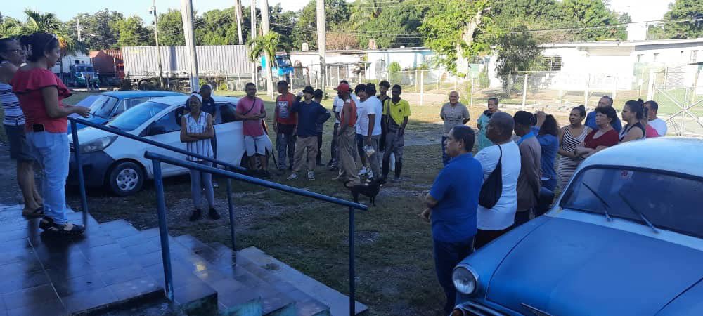 RNapoles's tweet photo. La dictadura realiza “matutinos” en centros laborales, como la tienda de Carlos III en La Habana, para que los trabajadores estatales en #Cuba asistan a la Marcha del Pueblo Combatiente este 20 de diciembre. Qué vaya el Sandro! https://t.co/yjQJIySsYA