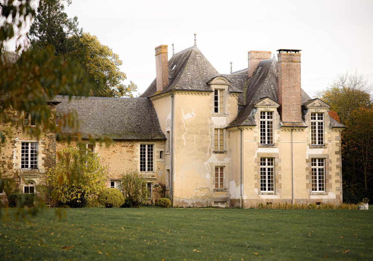 Découvrons une archive du château des Onglées (Ille-et-Vilaine) !

🏆 En 2019, la <a href="/Fond_Merimee/">Fondation Mérimée</a> a remis le Prix Restauration (10 000 €) aux propriétaires pour la restauration de la charpente et de la couverture de l’aile principale du château.

📸 © Château des Onglées / POP