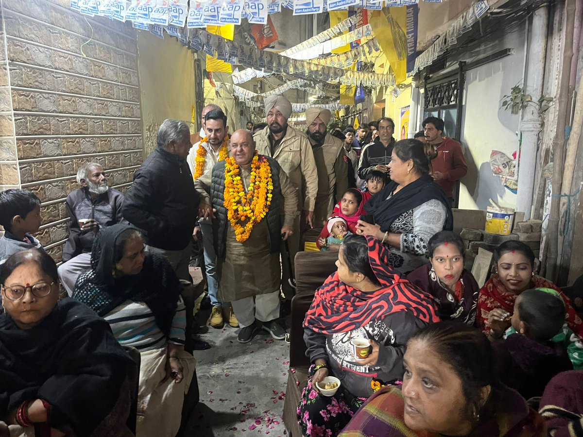 ਲੁਧਿਆਣਾ ਪੱਛਮੀ ਦੇ ਵਾਰਡ 61 'ਚ ਆਮ ਆਦਮੀ ਪਾਰਟੀ ਉਮੀਦਵਾਰ ਡਾ. ਸੁਖਚੈਨ ਕੌਰ ਗੋਗੀ ਜੀ ਦੇ ਹੱਕ 'ਚ ਚੌਣ  ਮੀਟਿੰਗ ਕਰ ਇਲਾਕਾ ਨਿਵਾਸੀਆਂ ਨੂੰ ਕੀਤੇ ਕੰਮਾਂ ਦੇ ਅਧਾਰ 'ਤੇ "ਆਪ ਦਾ ਕੌਂਸਲਰ" ਜਿਤਾਉਣ ਦੀ ਅਪੀਲ ਕਰਦੇ ਹੋਏ #GurpreetGogi #LudhianaWest #AamAadmiParty