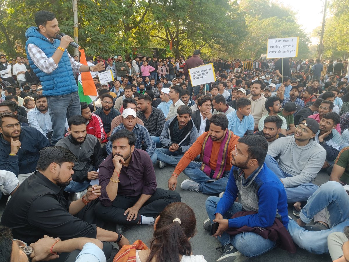 Yogeshyonline's tweet photo. आदरणीय @DrMohanYadav51 काका जी मध्य प्रदेश लोक सेवा आयोग और कर्मचारी चयन आयोग के अधिकारी कर्मचारी गंभीरता से कार्य नहीं कर रहे हैं जिससे आपकी सरकार के खिलाफ युवाओं में जबरदस्त नाराजगी है ! तुरंत एक्शन लीजिए ! @CMMadhyaPradesh 
#MPPSC_PROTEST 
#MPPSC_न्याय_यात्रा #MPPSC_AE_CIVIL https://t.co/0hCjDUf6Vg