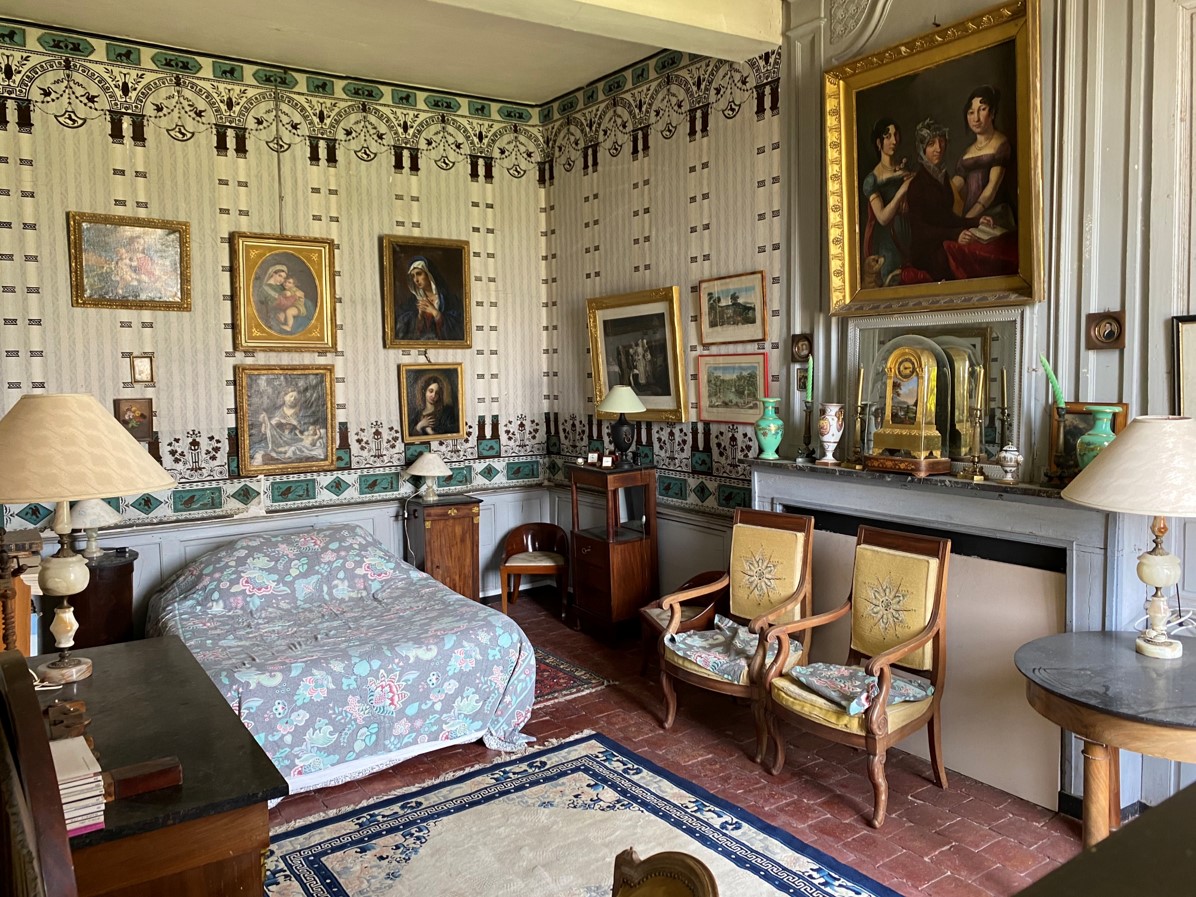 Bon dimanche depuis le château de Béru (Yonne) !

🏆 En 2020, la <a href="/Fond_Merimee/">Fondation Mérimée</a>  a remis le Prix Sotheby’s (5 000 €) aux propriétaires pour soutenir la restauration du papier peint de la chambre d’époque Directoire, daté de 1800-1820.

📸 © Château de Béru