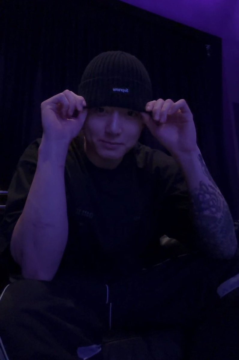 _dailyjkpraise_'s tweet image. A thread of Jungkook's FIRST live in 2024