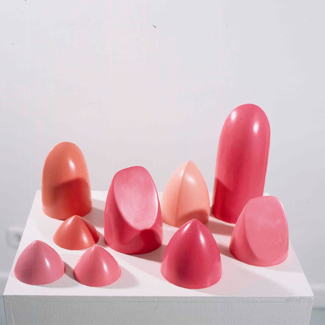 El Museo incorpora 470 obras de 227 artistas, enriqueciendo su colección con nombres como Ángeles Santos, Colita, Pilar Albarracín y Cristina Lucas, además de figuras internacionales como Yasumasa Morimura o Alice Rahon.

Estas adquisiciones destacan por explorar la diversidad