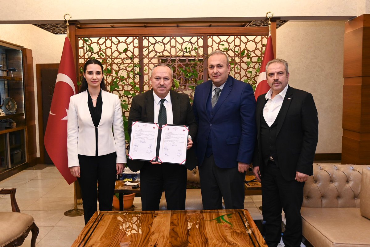 nevsehirvalilik's tweet photo. İlimize Aşevi kazandıracak protokolün imzaları atıldı. 👏

Valimiz Sn. @ValiFidan başkanlığında;

Valiliğimiz himayesinde;
Türk Kızılay’ı Nevşehir Şube Başkanlığı, Nevşehir Sosyal Yardımlaşma ve Dayanışma Vakfı, Tarım ve Orman İl Müdürlüğü ile Kayseri Vakıflar Bölge Müdürlüğü işbirliğinde tarihi Damat İbrahim Paşa Külliyesi’nde 2025 yılı başında faaliyete geçecek olan aşevinin protokolü imzalandı. 

Şehrimize hayırlı olsun.