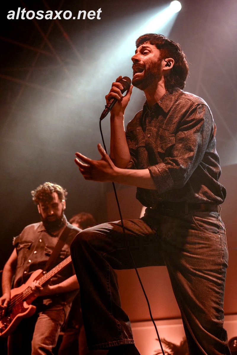 AltosaxoMusic's tweet image. Aimone Romizi of Fast Animals And Slow Kids performs live at Atlantico in Rome, Italy on December 17, 2024. #FASK 
ALTOSAXO Music Apparel 
altosaxo.net