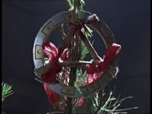 passemd zur Wintersonnenwende wird in Neuseegriechenland der Baum geschmückt, Bob Cratchit mutiert zum Weihnachtsmann und Xena beschwört die drei Geister der Weihnachtsgeschichte. Bevor sie Jesus trifft. Eine Folge, die über Tische und Bänke geht:
radio-amphipolis.de/2024/12/18/war…