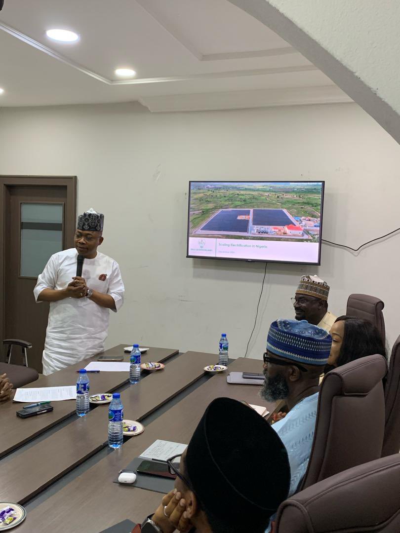 abbaaliyu_'s tweet photo. In line with the REA’s mission to bridge Nigeria’s energy access gap, I had the honour of welcoming His Excellency, @OfficialOAU, the Governor of Kogi State, on a courtesy visit.

As one of the vibrant states in the North Central, with a growing population and a thriving agricultural economy, Kogi State holds significant potential. Our discussions focused on adopting the National Electrification Strategy and Implementation Plan (NESIP) to enhance electricity generation and supply in the state.

In this regard, we are organising a roundtable where the REA, financiers, Renewable Energy Service Companies (RESCOs), and the Kogi State Government will convene to establish incentives and define the operational framework for this initiative.