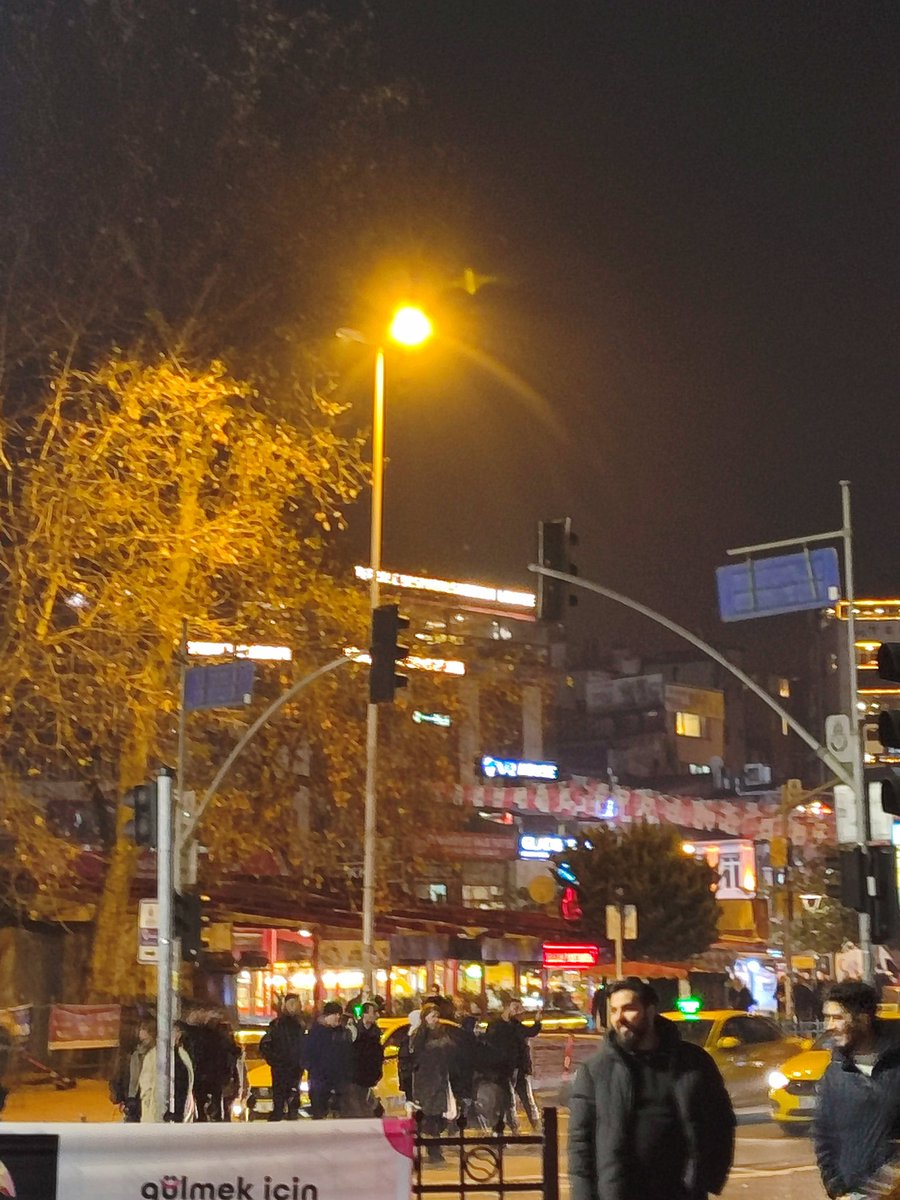 18 Aralık 2024 - Beşiktaş
Ne trafik ışıkları ne yaya ışıkları yanmıyor. Genel trafik için tehlikeli, en azından bi trafik polisi olmalıydı bölgede. <a href="/IBBcozummerkezi/">İBB Çözüm Merkezi</a>