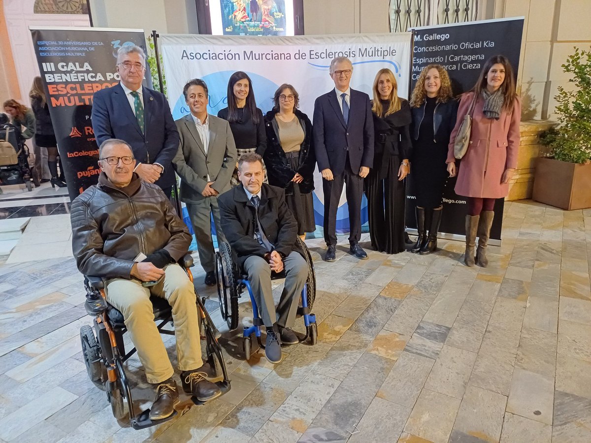 Murciasalud's tweet photo. Coincidiendo con la conmemoración hoy del Día Nacional de la #EsclerosisMúltiple, el consejero de Salud, Juan José Pedreño, ha asistido  a la gala benéfica organizada por la Asociación Murciana de Esclerosis Múltiple (AMDEM) en el Teatro Romea de Murcia , en la que ha conmemorado su 30 aniversario👏👏

🎙Pedreño ha destacado  el trabajo que desarrolla AMDEM para mejorar la calidad de vida de los afectados, sensibilizar a la opinión pública sobre esta realidad, y  dar voz a quienes la sufren. 

Además, señaló que la Unidad de Esclerosis Múltiple del hospital Virgen de la Arrixaca 🏥 ha puesto en marcha 2️⃣5️⃣ medidas para mejorar la calidad de la atención  sanitaria  que presta en la sala de tratamientos a los alrededor de 1.200 pacientes con esta enfermedad de la Región de Murcia‼️

#MurciaSalud