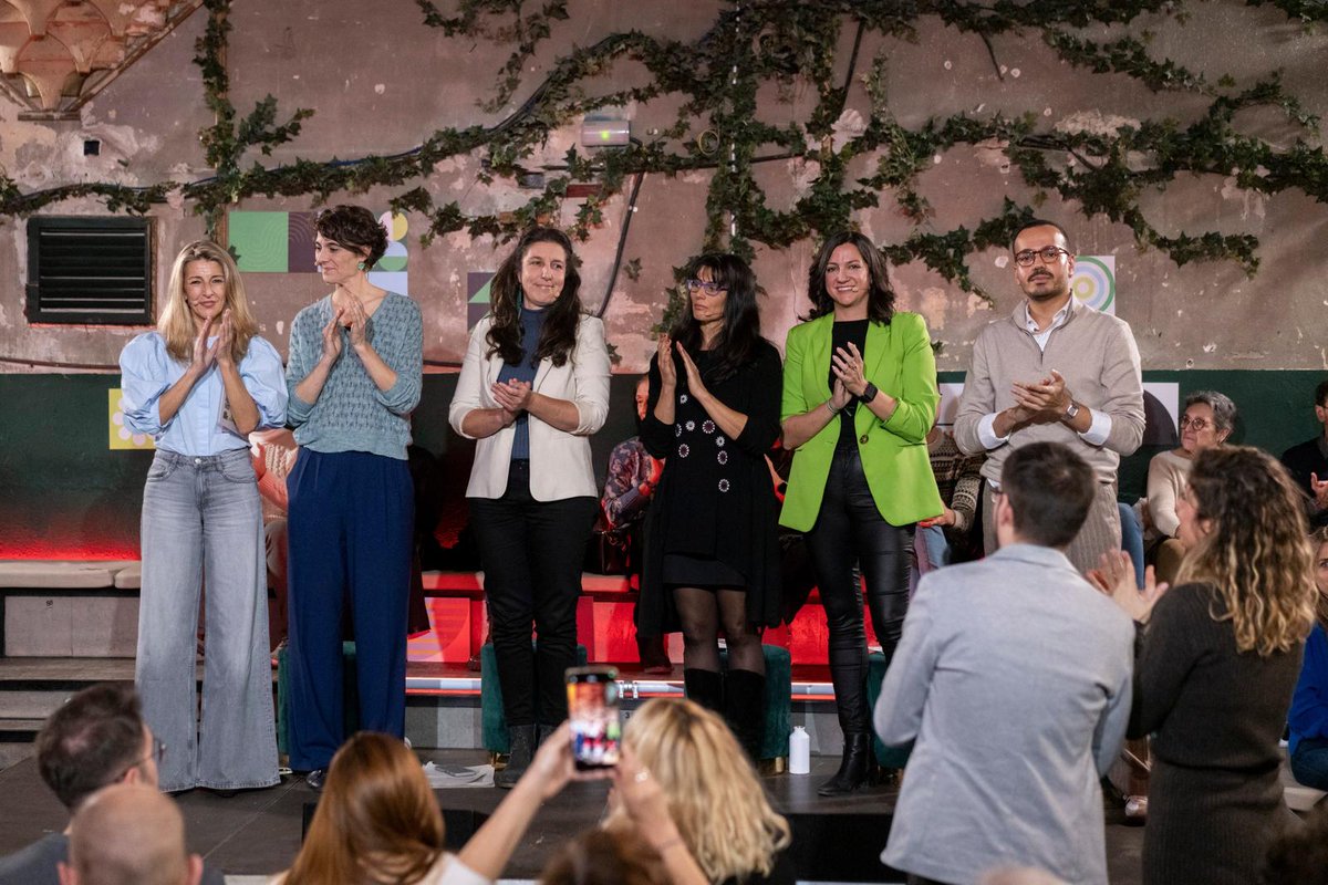 Eva Saldaña Buenache (@esbuenache) on Twitter photo Un gusto compartir y dialogar sobre el tan necesario escudo climático con este elenco de mujeres catalizadoras de cambio. Seguir jugando a dinámicas de poder y retrasar decisiones urgentes nos está costando vidas
<a href="/Yolanda_Diaz_/">Yolanda Díaz</a> <a href="/rosa_mr_/">Rosa Martínez</a> <a href="/MarGlezBaez/">Mar González 🌻🍉</a> <a href="/Nuriablazs/">Nuria Blázquez</a> Un gusto compartir y dialogar sobre el tan necesario escudo climático con este elenco de mujeres catalizadoras de cambio. Seguir jugando a dinámicas de poder y retrasar decisiones urgentes nos está costando vidas
<a href="/Yolanda_Diaz_/">Yolanda Díaz</a> <a href="/rosa_mr_/">Rosa Martínez</a> <a href="/MarGlezBaez/">Mar González 🌻🍉</a> <a href="/Nuriablazs/">Nuria Blázquez</a>