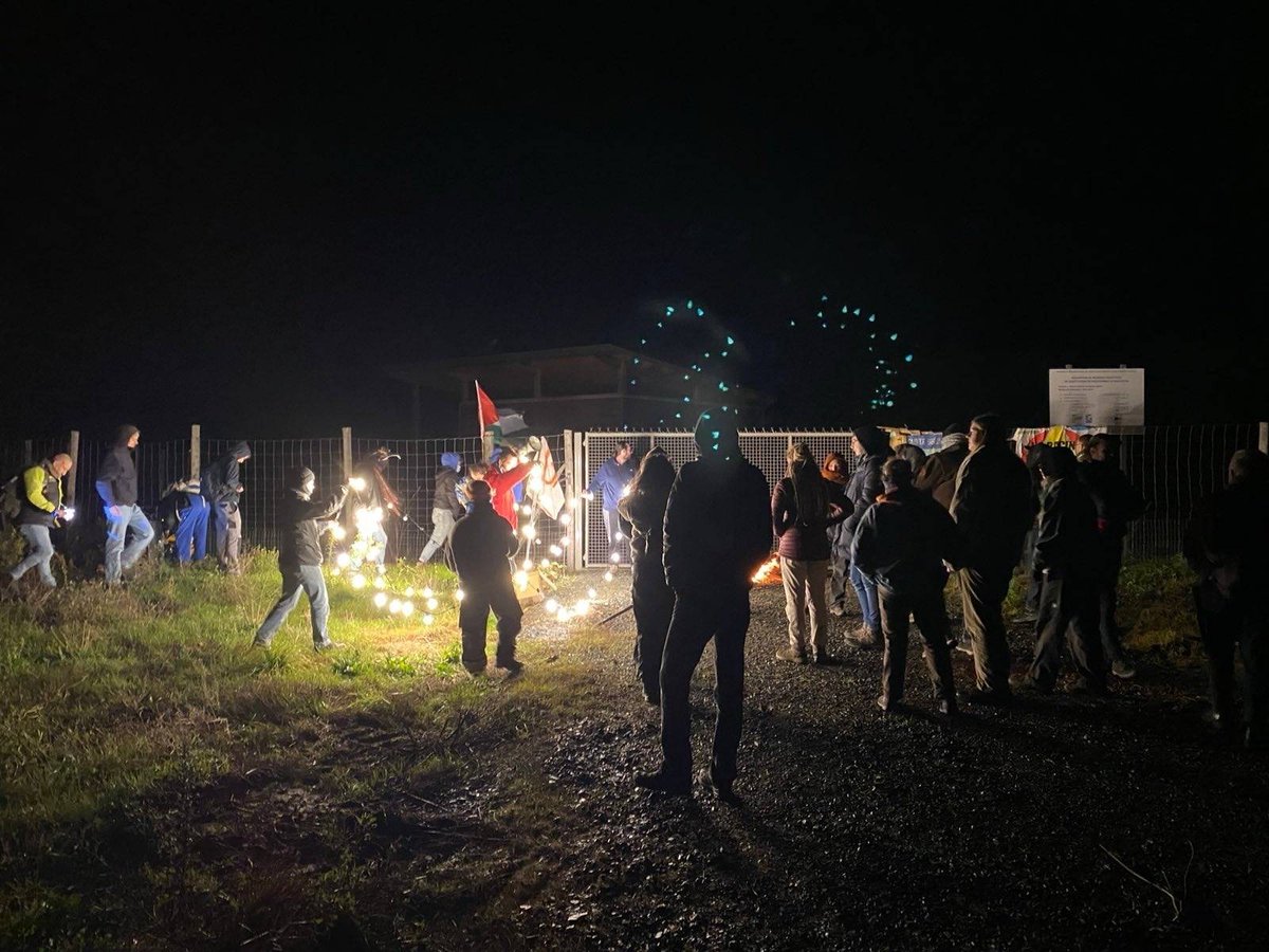 lessoulevements's tweet photo. Ce soir, pour la première fois depuis le 25 mars 2023, des manifestant•es antibassines sont entrés dans l'enceinte de la bassine de #SainteSoline, désormais illégale !

Cette bassine n'aurait du jamais être construite, les manifestant•es n'auraient pas du être réprimés. https://t.co/f6ByTQwPqW