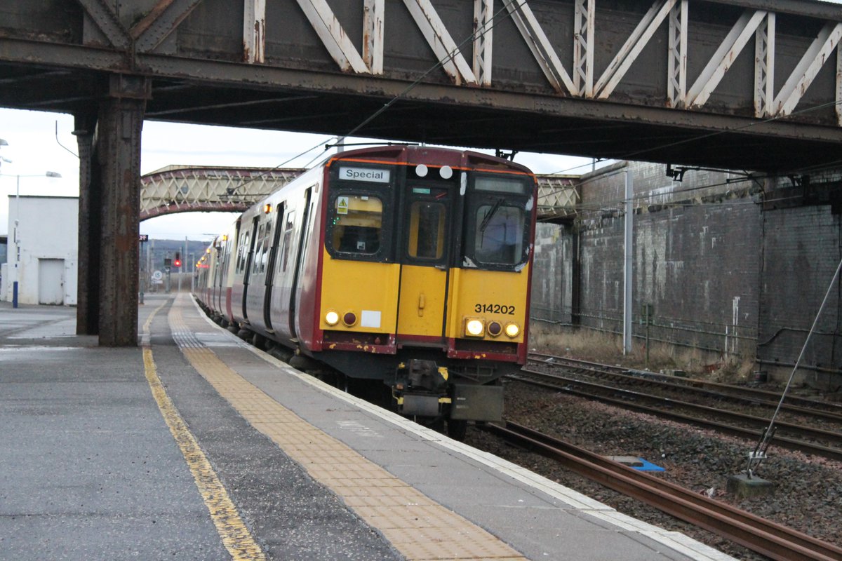 303032T's tweet image. Five years ago today was the farewell tour for the Class 314s, using 314202 &amp;amp; 205. They visited Ayrshire, Carstairs, Cumbernauld and Helensburgh during that final trip. The photos show 314202 &amp;amp; 205 at Carstairs. 18.12.19 #class314 #class314farewell scottishtrains.zenfolio.com/p933663192/ee0…