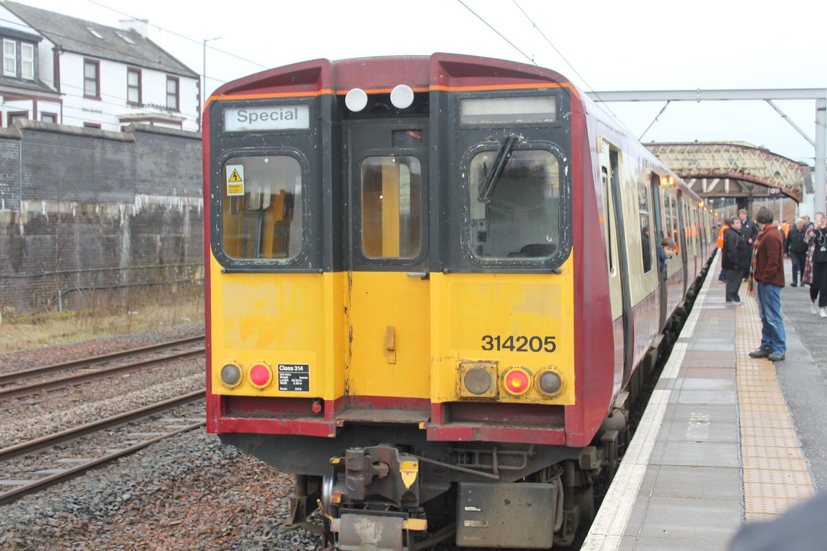 303032T's tweet image. Five years ago today was the farewell tour for the Class 314s, using 314202 &amp;amp; 205. They visited Ayrshire, Carstairs, Cumbernauld and Helensburgh during that final trip. The photos show 314202 &amp;amp; 205 at Carstairs. 18.12.19 #class314 #class314farewell scottishtrains.zenfolio.com/p933663192/ee0…