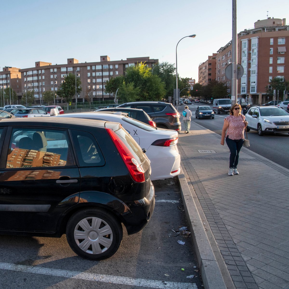 DecideMadrid's tweet photo. 🫵🙋♂️ ¡Mejorar la movilidad y el aparcamiento en Comillas está en tu mano🤳❕
📌 Piensa en las ventajas y desventajas de llevar la #ZonaSER al barrio:
✔️ Facilidad de aparcamiento.
✔️ Reducción de tráfico y ruido.
✔️ Coste del servicio...
🤔 ¿Qué opinas? ¿Merece la pena implantar el SER?
📲🔗 Si vives en @JMDCarabanchel, participa en la #ConsultaPública: https://t.co/AdPffqoSbY
⏰❗ ¡Solo quedan 5 días!