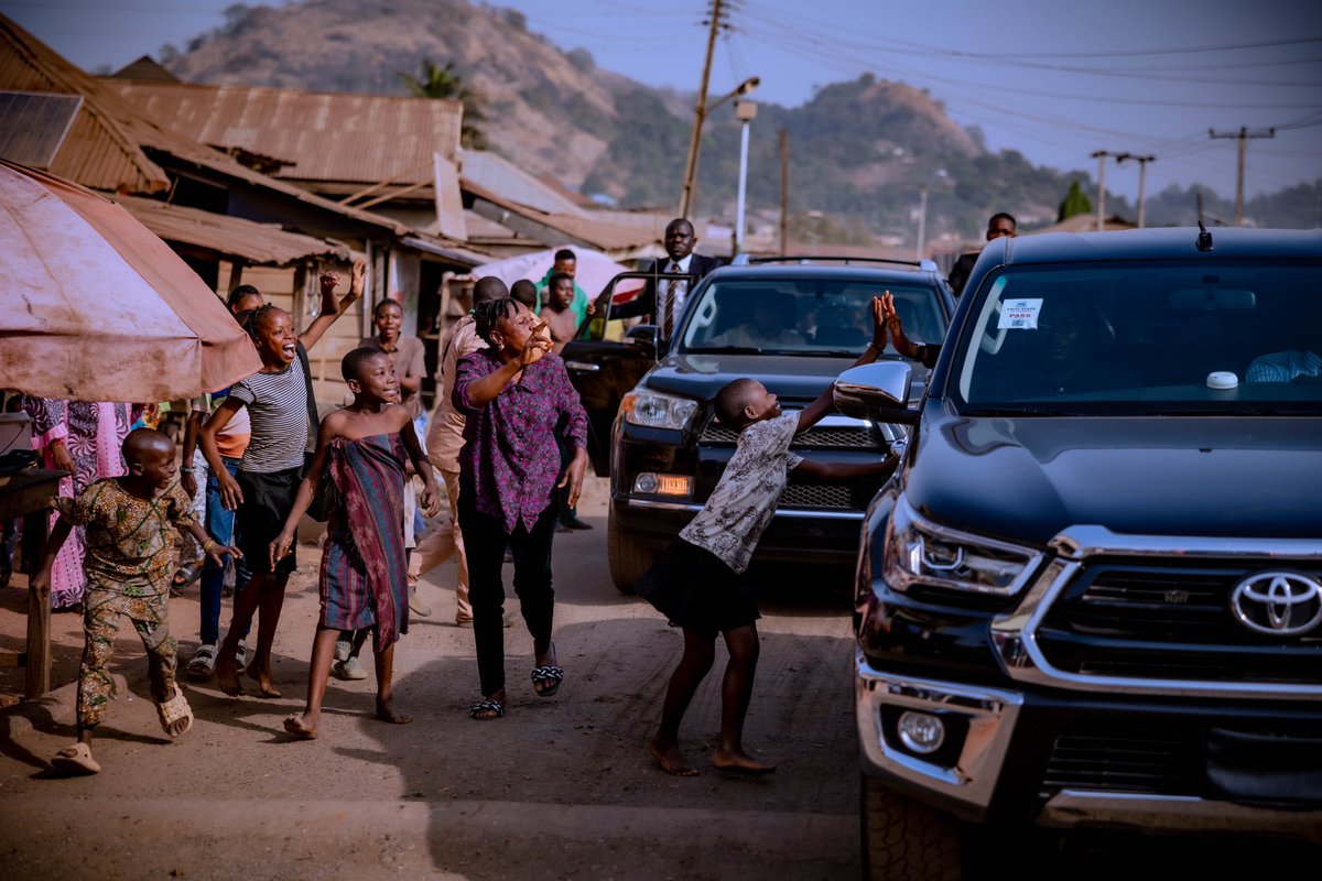Approachable, accessible, and admired.
I take every outing as a vibe/credibility check and it’s always a pass, the people of Ekiti would always look forward to each time the Governor passes and show their love and support for him, Luckily this little girl got an Hi five ✋