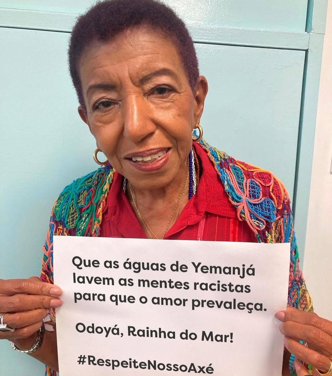 jornalnota's tweet photo. INSPIRAÇÃO! 🚨 Leci Brandão, deputada e rainha do samba, publica foto rebatendo canto racista de Cláudia Leitte!

"Que as águas de Yemanjá levem as mentes racistas para que o amor prevaleça", diz o cartaz. 

Não se engane, Cláudia faz parte de um projeto de aculturamento e embranquecimento do axé, música negra da Bahia. 

Viva Leci! ✊🎉