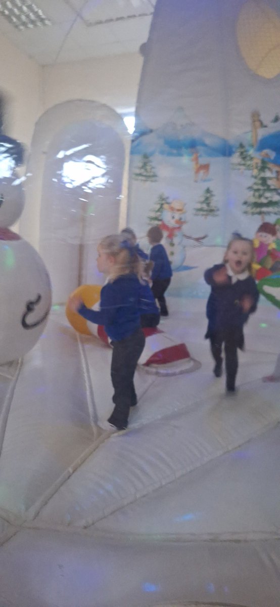 We had a brilliant time in the snowglobe today <a href="/DeltaTheParks/">The Parks Academy</a>  💙💙