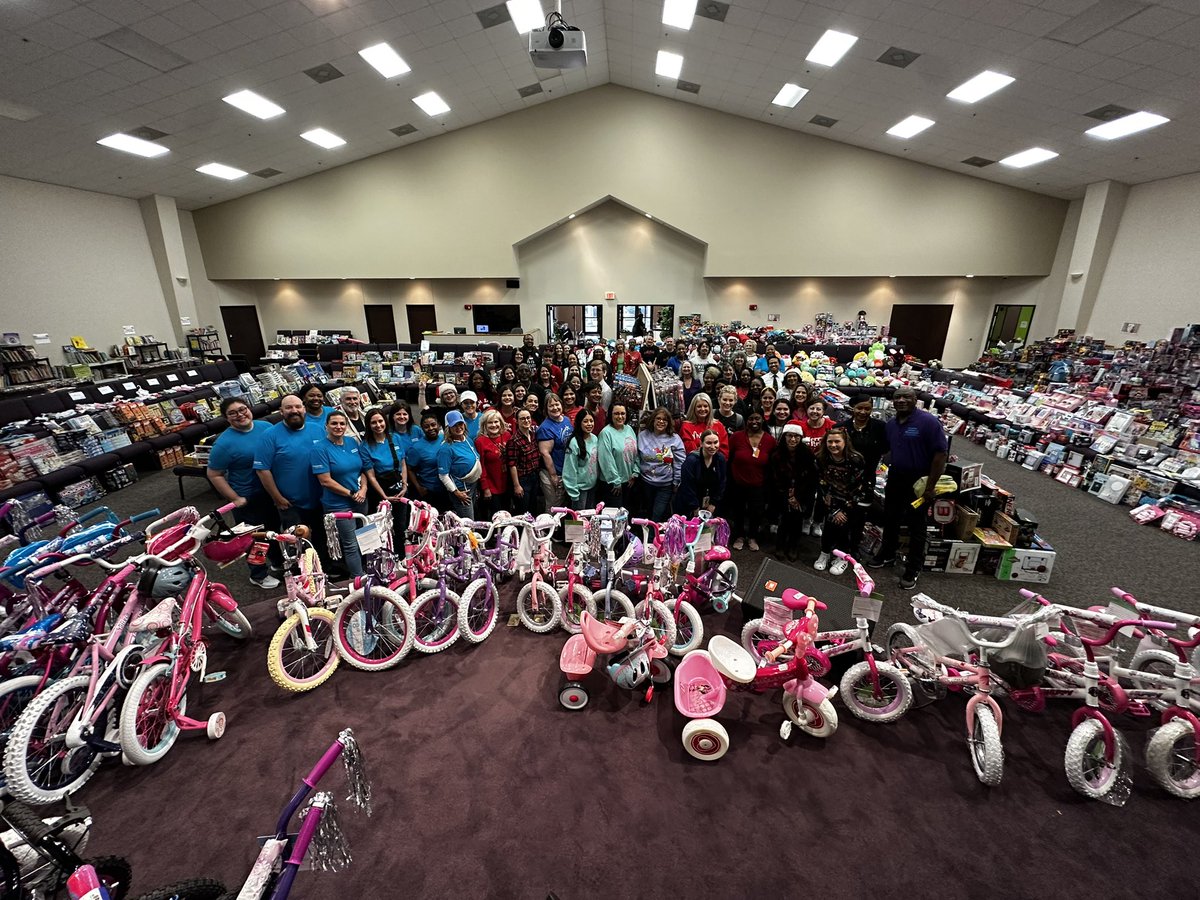 LoriMaugans's tweet photo. Such an honor to participate in Seasons of Sharing to help brighten the holidays for so many @HumbleISD families! To everyone who donated to #FillTheBus, thank you for making a difference! We all owe a big thank you to @AreaHumble for all they do to care for our community! π https://t.co/stRQ4Fv6Mp