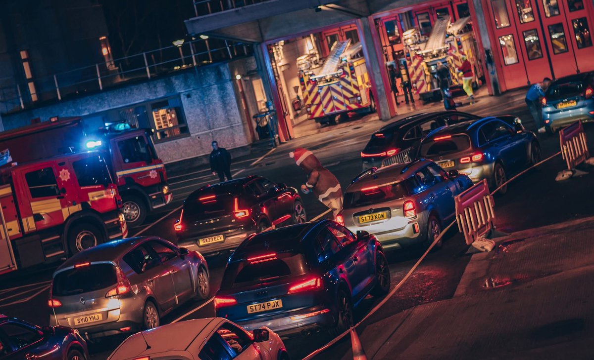 FirePerth's tweet image. OUR SANTA DRIVE THRU 🎄🎅🏼

🚗 Over 250 cars came along 
🎁 360 Santa certificates
🍬 LOTS of sweets
💰£500 raised for Fire Fighters Charity 

Thank you to everyone who came along on Monday night and made it such a magical evening for everyone involved ✨ 

🤍