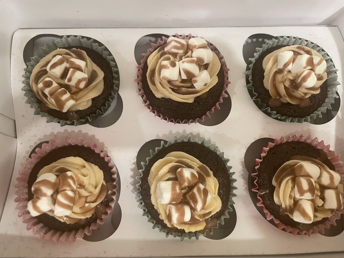 cherry_willow_'s tweet photo. Hot chocolate orange cupcakes for a charity bake sale our friend is having this week for the YMCA - and for the #twitterbakealong!

A moist chocolate cake, chocolate orange buttercream with melted chocolate orange and topped with mini marshmallows and a chocolate drizzle. https://t.co/LFlRZ2vAAK