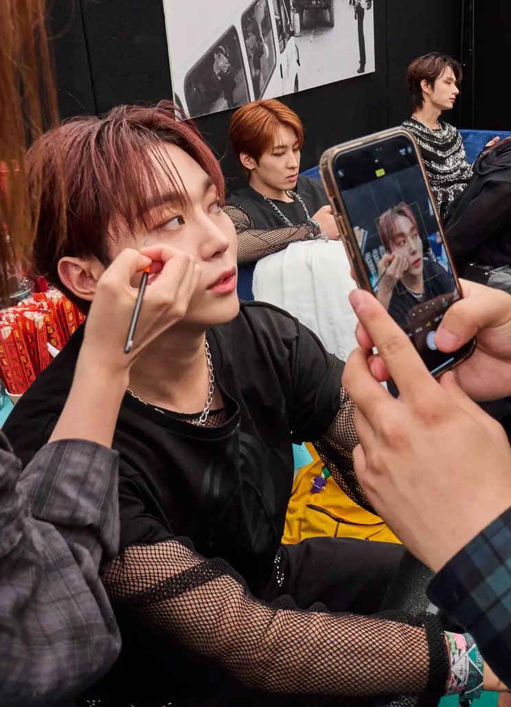 좋다…하나부터 열까지…..…….턱선…시선…체인…눈썹선…입술….망사…갈발인 거 까지….
모든게……….