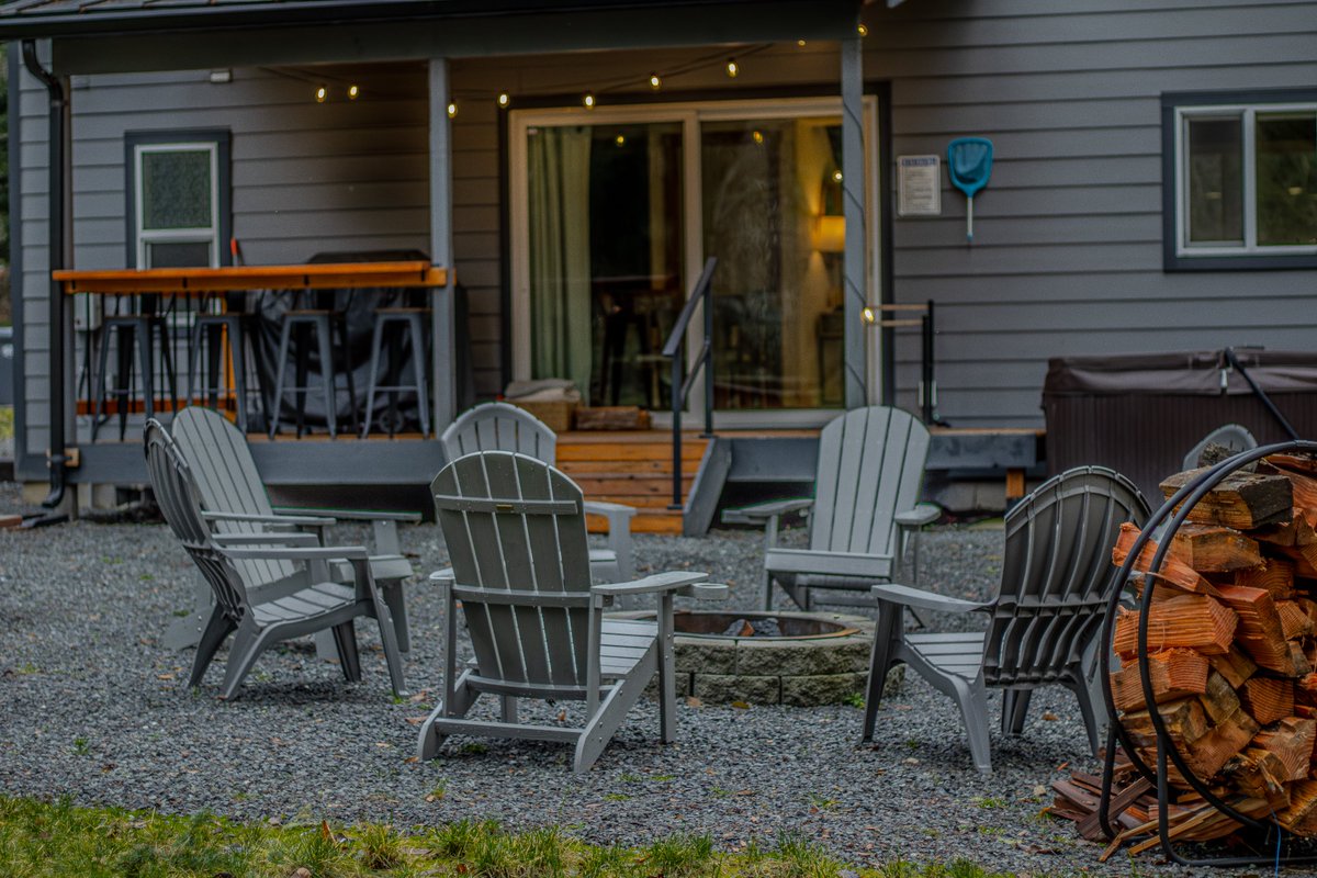 visitmtrainier's tweet image. Fall brings cooler days and crisp nights—the perfect excuse to gather around the fire pit at Inn the Woods. The evergreen trees stand tall, the flames flicker, and all you need to do is relax and enjoy the quiet.
Find your fall retreat: visitrainier.com/inn-the-woods/ #placestostay