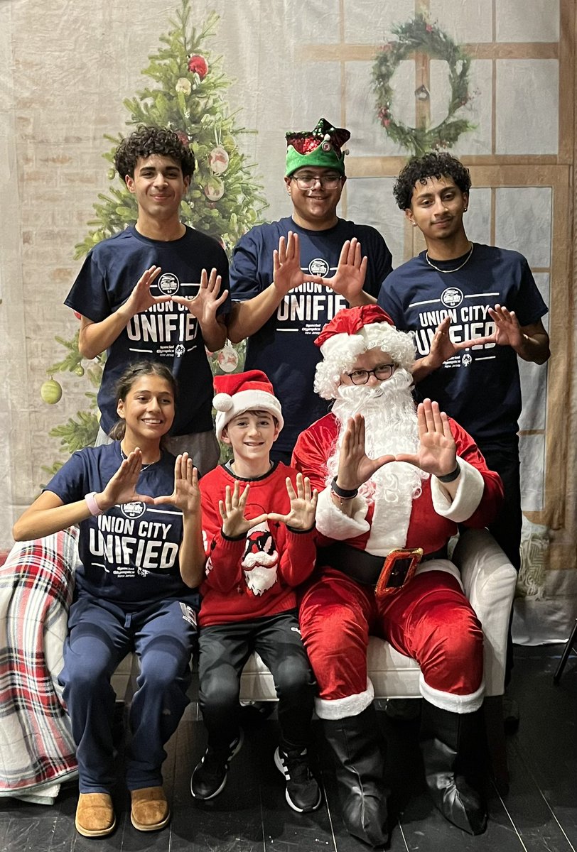 RyanFernandez40's tweet photo. Beautiful time helping Santa and my Unified Partner friends at a special toy give-away event for children with autism.  🎄💙 ❤️

@schools_uc @SpecialOlympics #unifiedsports #specialolympics #unifiedpartner #family #liveunified #santa #christmas #toygiveaway #autism #helpingothers https://t.co/NL8cmmC4eI