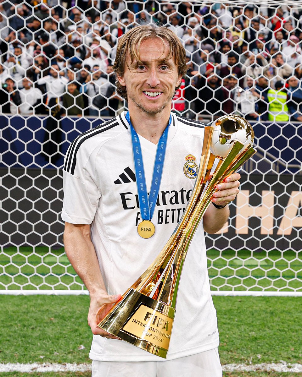 🏆 2️⃣8️⃣ 🏆
👏 ¡<a href="/lukamodric10/">Luka Modrić</a> se convierte en el jugador con más títulos de la historia del @RealMadrid!
#WorldCham9ions | #RealFootball