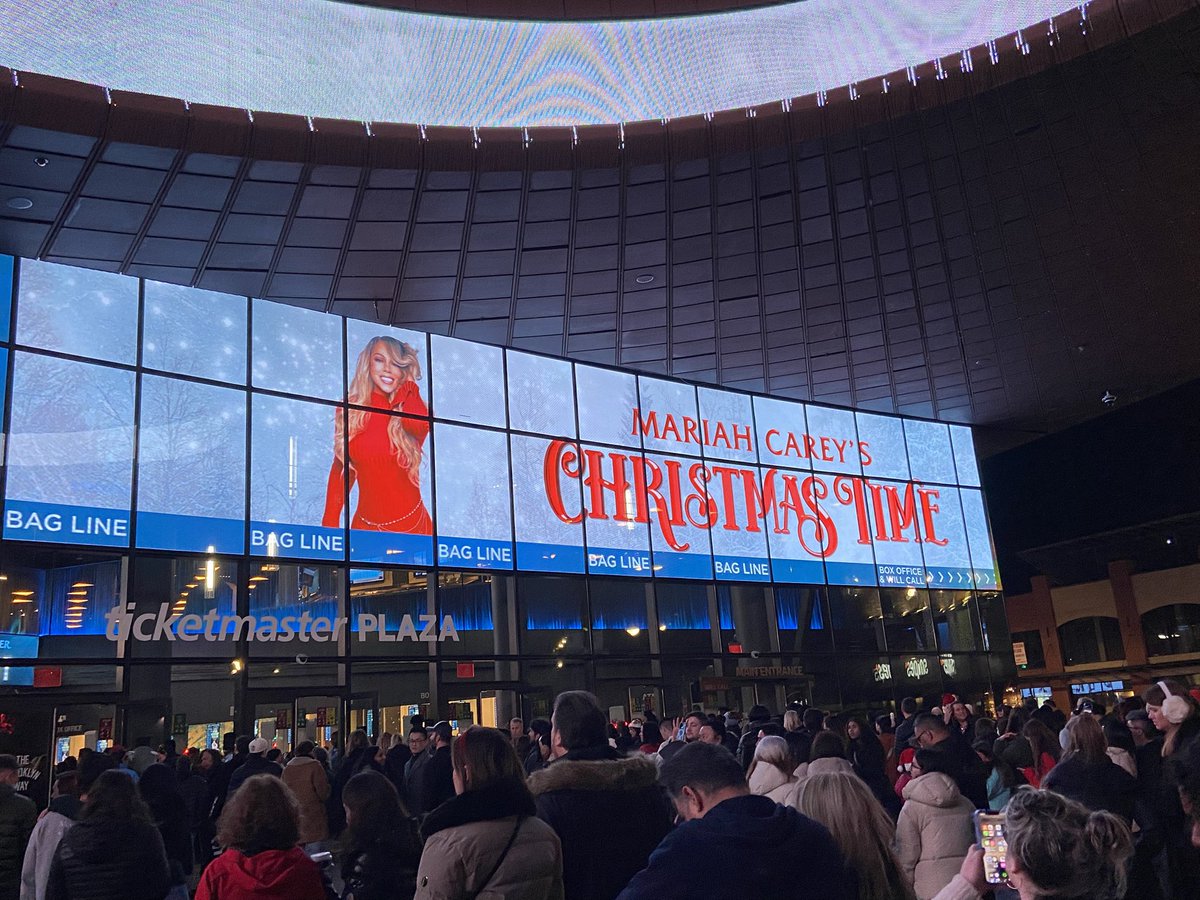 What a show!!! 🎄🥳🔥 <a href="/MariahCarey/">Mariah Carey</a> 
#MariahCarey #ChristmastimeTour #Brooklyn #NYC
