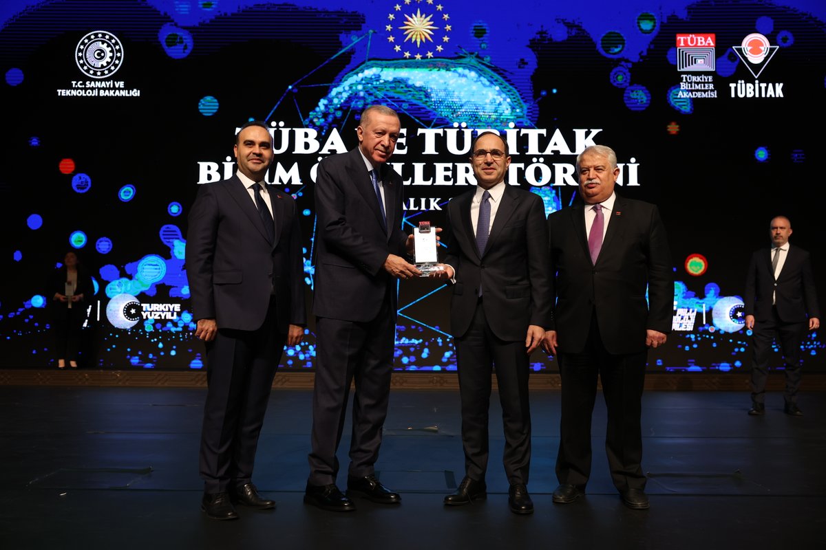 TC_Disisleri's tweet photo. Moskova Büyükelçimiz Tanju Bilgiç’in kaleme aldığı ve 1983 yılında Belgrad’da JCAG terör örgütü tarafından şehit edilen Büyükelçimiz Galip Balkar’ın hayatını anlatan “Hariciyenin Yıldızı Şehit Büyükelçi  Galip Balkar” isimli kitap Türkiye Bilimler Akademisi tarafından sosyal bilimler alanında Bilimsel Telif Eser ödülüne layık görüldü. 

Ödülü Sayın Cumhurbaşkanımız tarafından tevdi edilen Büyükelçimiz Tanju Bilgiç’i tebrik ediyoruz.