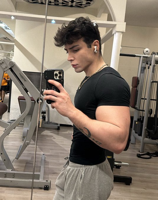 1 pic. Always getting drained after the gym ? https://t.co/xHXB4Cn34W
