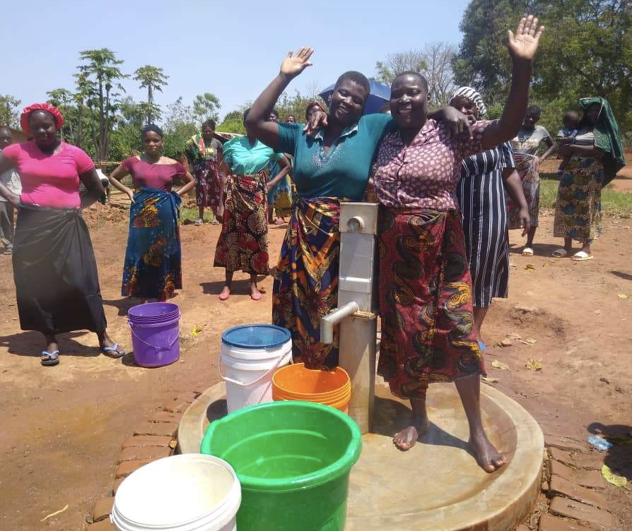 DMR830's tweet photo. @IngLivingWaters In Malawi, Kautuka Village is no longer suffering from a lack of clean water. The people and their animals are thriving thanks to @ingomarlivingwaters @heavensfamily https://t.co/dnCaBgwCGB https://t.co/dCiDuaTzZc