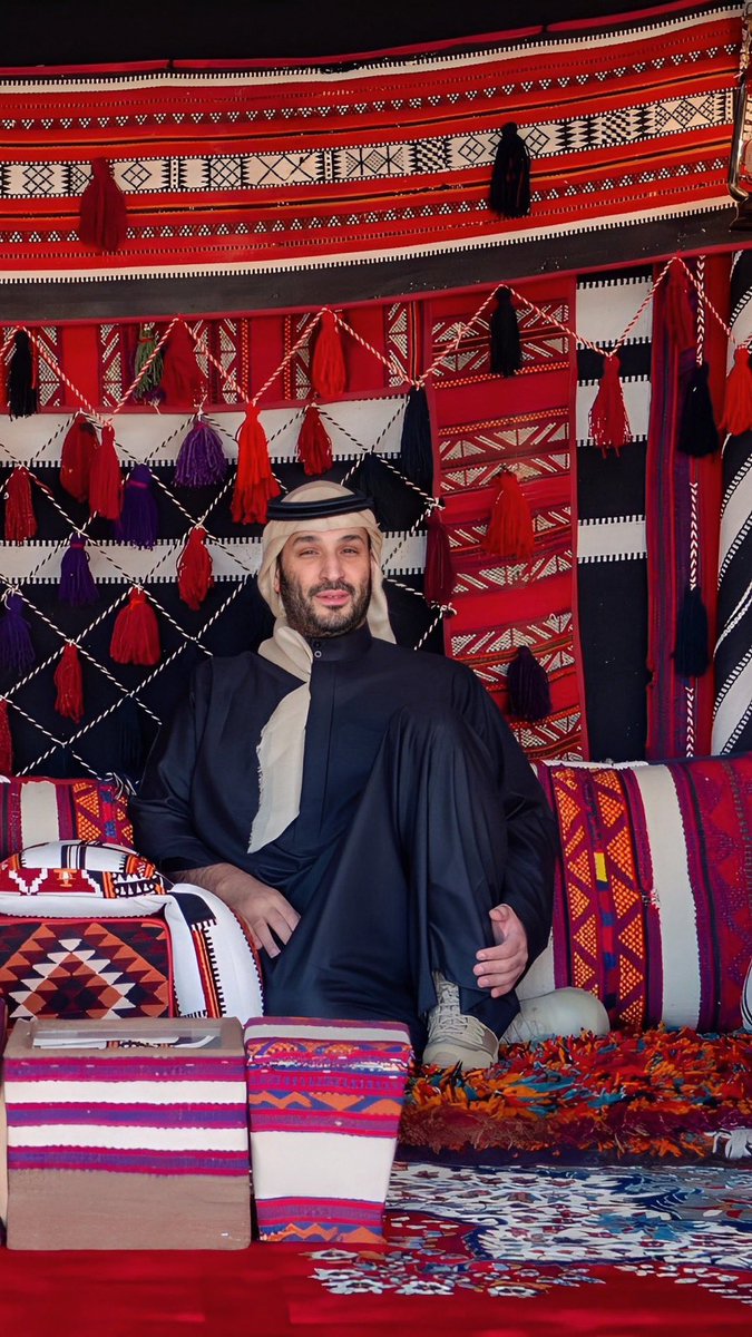 "أصلي أنا بيتي شعر 
و البر هو ديرة هلي 
فرشي ثرى و سقفي سما 
و ترابها غالي علي🇸🇦"