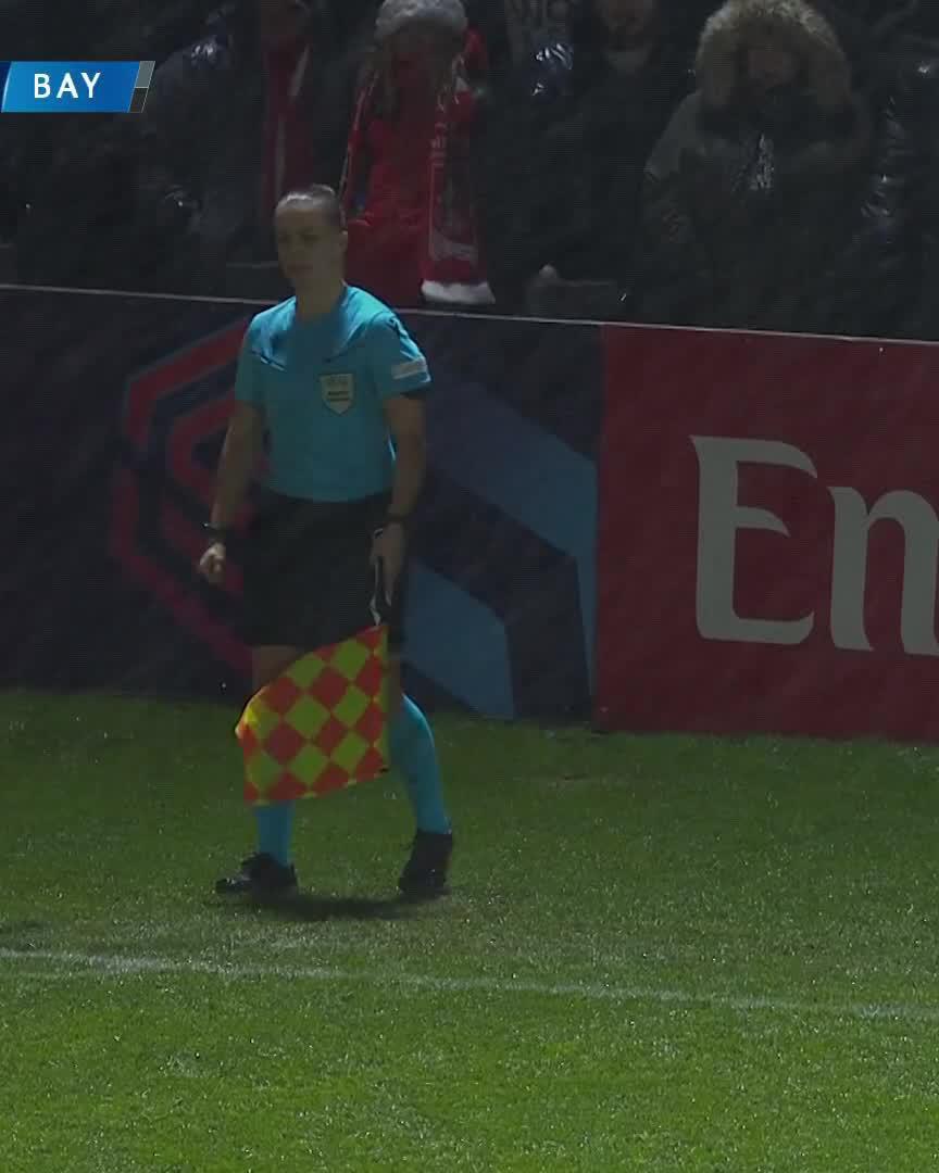 💥 Magda Eriksson smashes it in from near the goal line to bring Bayern level!Watch live for free on DAZN ▶️  #UWCLonDAZN #UWCL