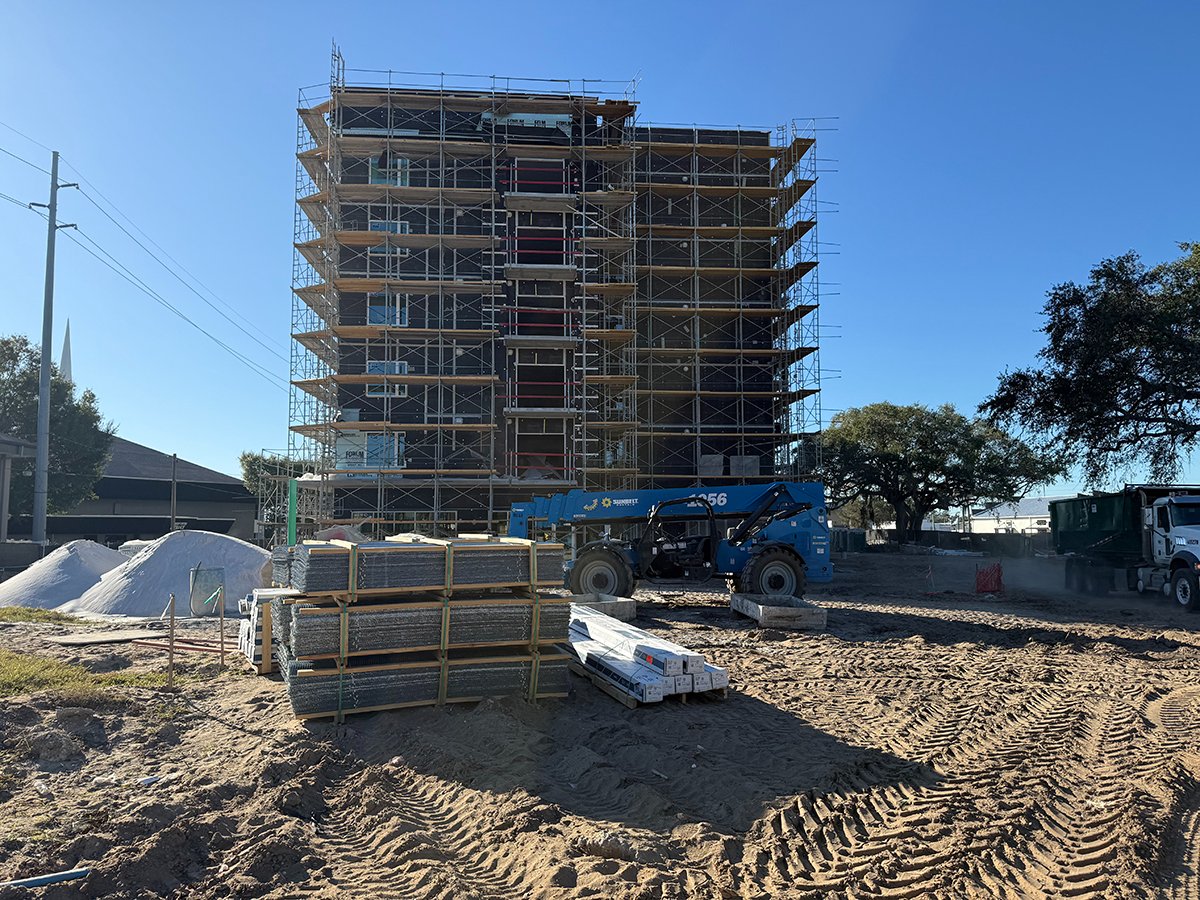 FSPArchitects1's tweet image. 🏗️ Big progress at Breeze Winter Haven! The sixth floor is prepped for painting, drywall is up on floors three to five, and stucco work has started outside.
Shout-out to Six/Ten Properties, DevMar, and WPC for bringing this project to life! Stay tuned for more updates! ✨👏