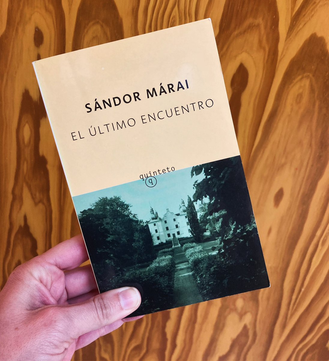 Nueva cita lectora de #UnpuntocuriosoAragón <a href="/HGSoraya/">Soraya hg</a> con el ✨CLUB DE LECTURA de la BPM “Rosa Regás” de Sabiñánigo✨ donde hemos seleccionado la lectura de enero y hablado (y mucho) del último libro leído de este 2024.
📖 “EL ÚLTIMO ENCUENTRO”
Sándor Márai
Editorial Quintento.