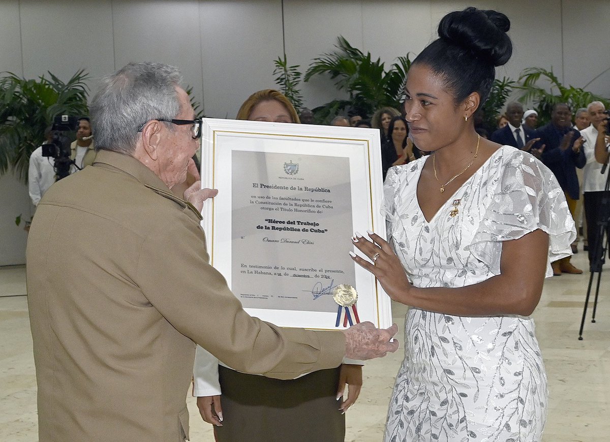 Mijaín, Gladys y Omara. Él, Héroe de la República; ellas, Heroínas del Trabajo, representan lo mejor del pueblo cubano, la consagración, el valor y la pasión en cada una de las batallas diarias. 

Un honor acompañar al GE Raúl en la entrega de tan altas y merecidas distinciones.