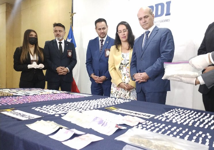 AHORA.- INCAUTAN ENVIÓ DE EXTASIS A LA REGIÓN PROVENIENTE DE HOLANDA .-

La incautación de 500 pastillas éxtasis, cocaína base y cannabis dejan dos operativos UNAAC FiscaliaMaule y  Brianco PDI_Maule . 7  detenidos.Extasis llegó vía aérea desde Holanda a traficantes  SanClemente