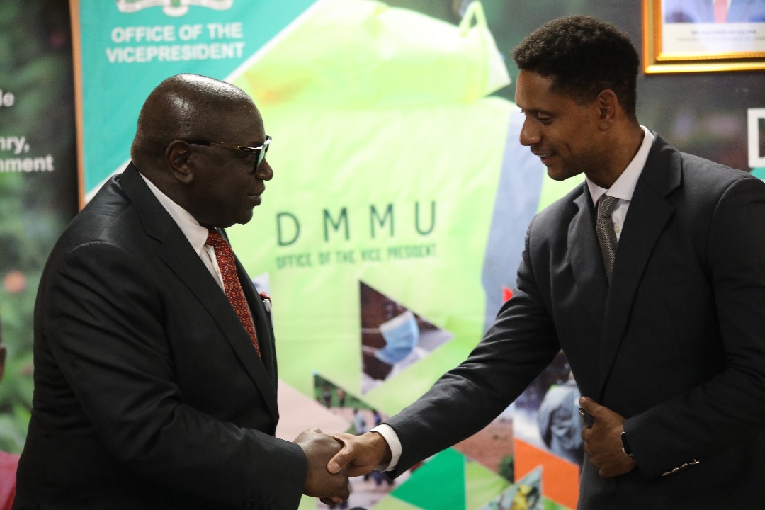 DMMUZambia's tweet photo. AU DONATES US$200,000 TOWARDS ZAMBIA’S DROUGHT RESPONSE
The African Union (AU) has donated $200,000 to DMMU to help Zambia address the ongoing drought crisis.
Permanent Representative to the AU H.E Churchil Ewumbue-Monono, handed over the cheque in Lusaka, today.
18/12/2024 https://t.co/upOG3ajMUA