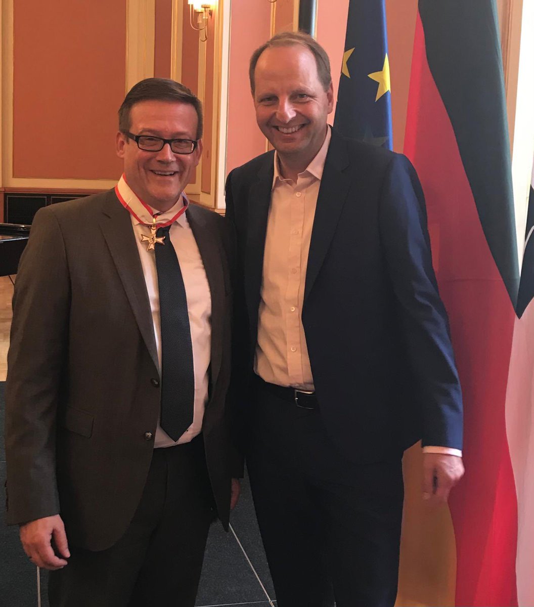 Vor gut 12 Jahren habe ich Roland Weber zum Opferbeauftragten des Landes Berlin ernannt. Heute hat das Bundeskabinett ihn zum Opferbeauftragten des ganzen Landes ab 1.01.25 bestellt. Das ist eine großartige Auszeichnung für seine Arbeit. Ich gratuliere ihm vom Herzen!