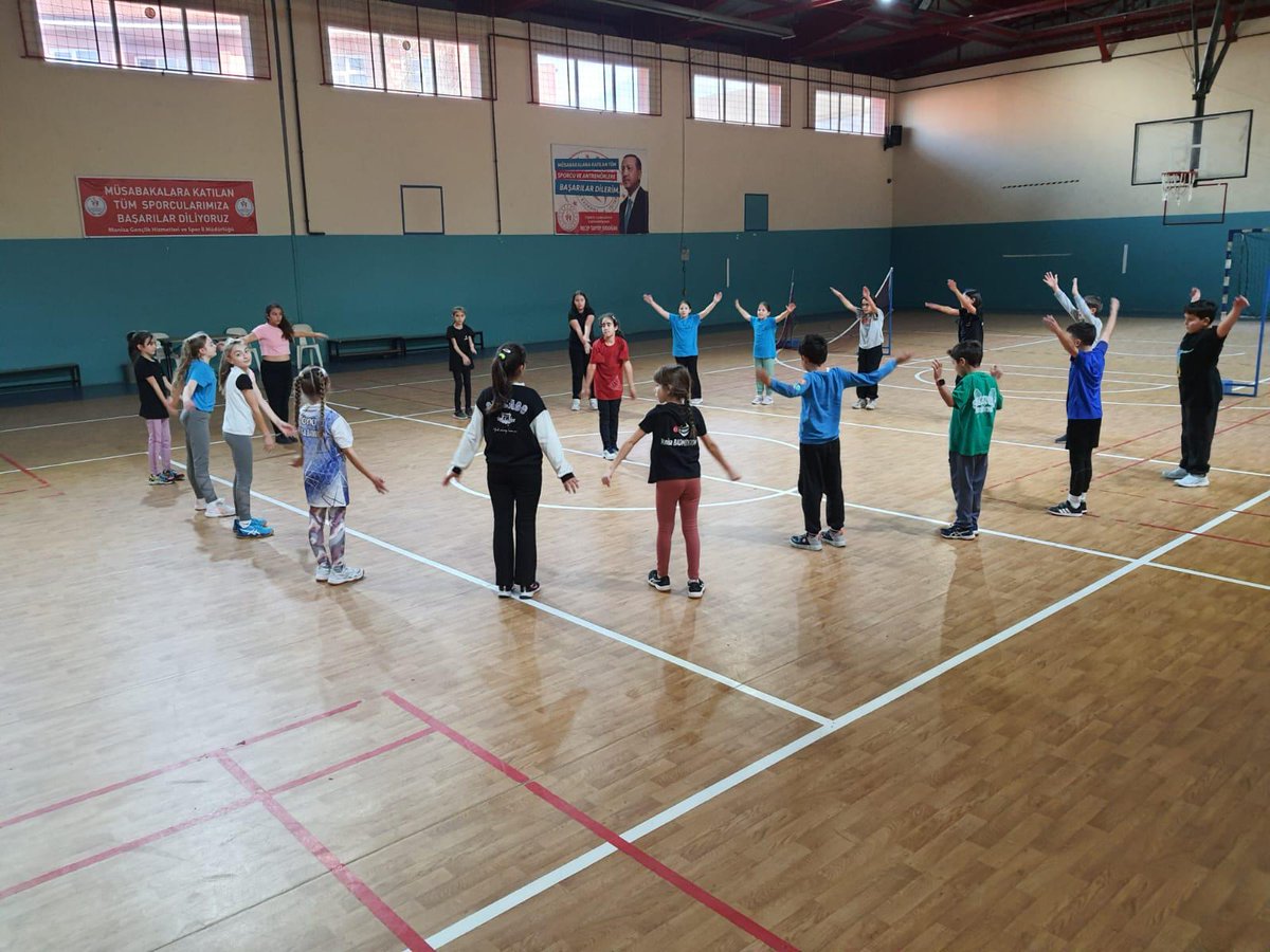 Levent_Tokay's tweet photo. 📍Yunusemre İlçe Gençlik ve Spor 
Atatürk Olimpik Spor Kompleksimizde #GSBSporOkulları Projesi kapsamında Badminton branşında  sporcularımız ile antremanlarımıza devam ediyoruz. 
@OA_BAK
@ozturkyunus45 https://t.co/OjCruixGDg