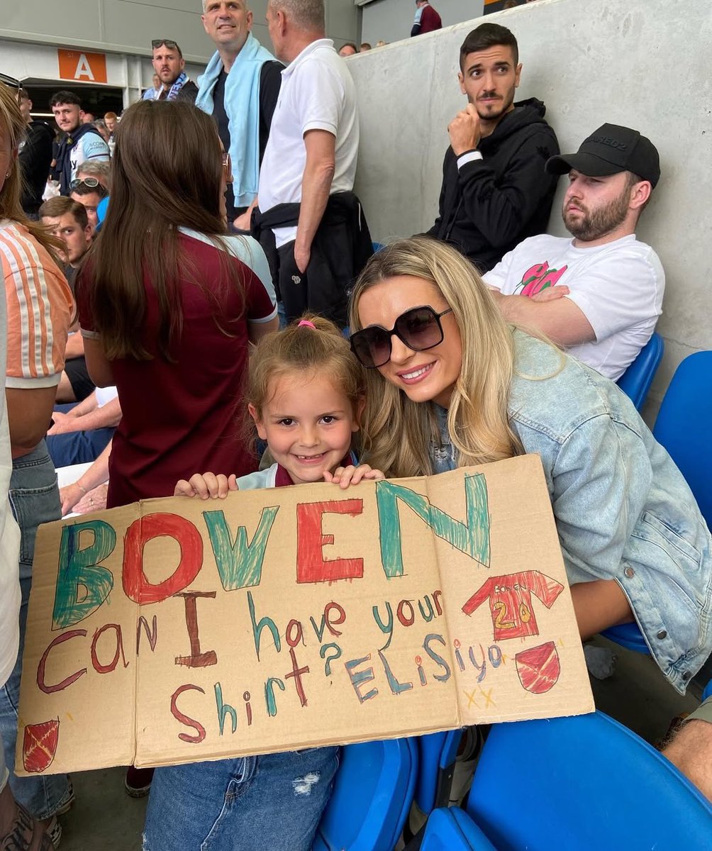 JWhufc's tweet image. 2 and a half years later it finally happened 🥺⚒️🥰